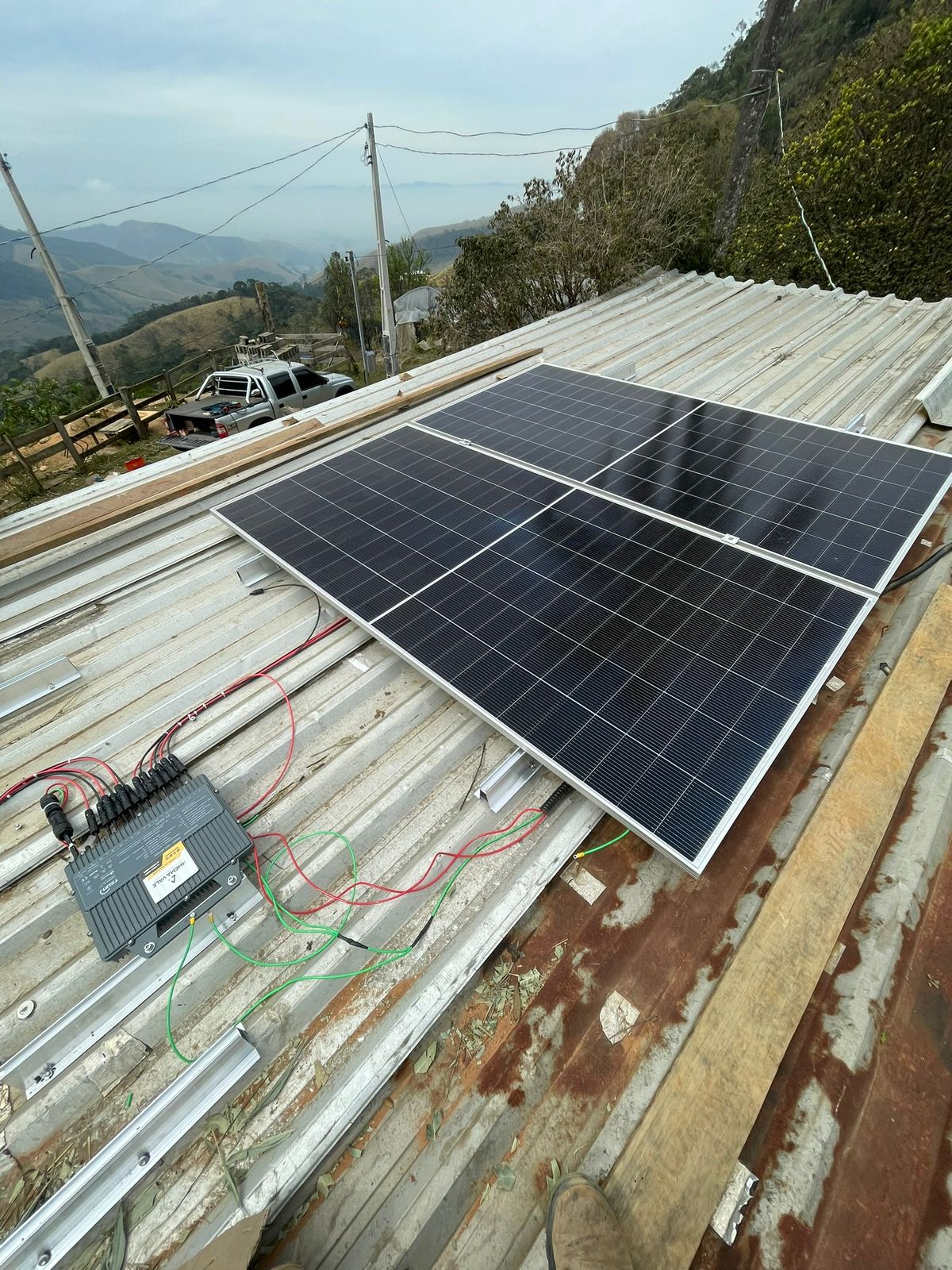 Engenheiro da Rhema analisando projeto elétrico industrial