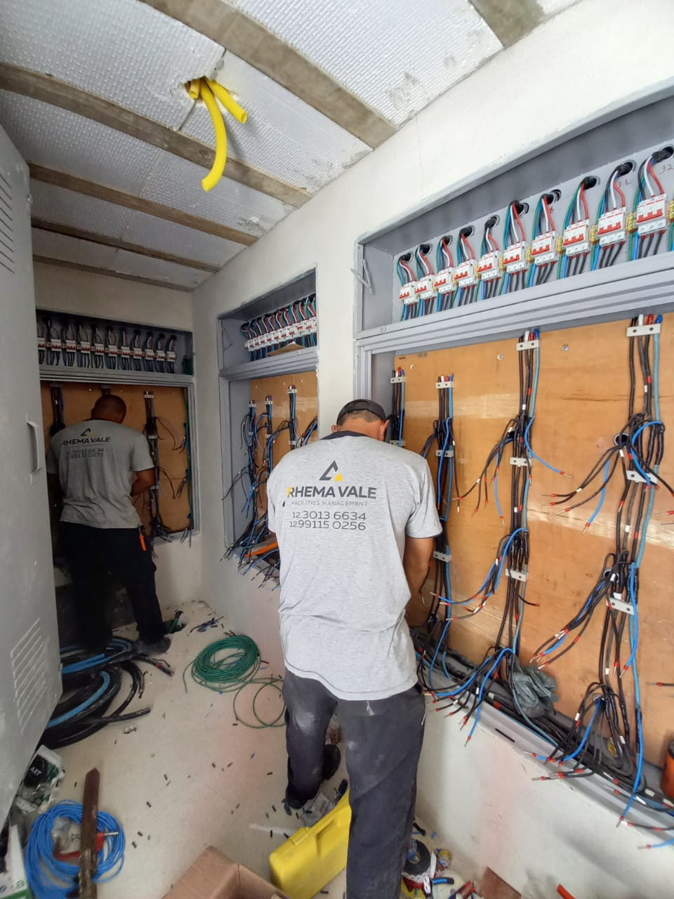 Técnico Rhema realizando manutenção preditiva em equipamento industrial